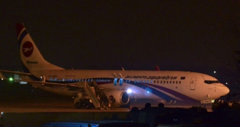 Un avion en partance du Bangladesh à destination de Dubai qui a fait l'objet d'une tentative de détournement, stationnée sur l'aéroport de Chittatong au Bangladesh le 24 février 2019
