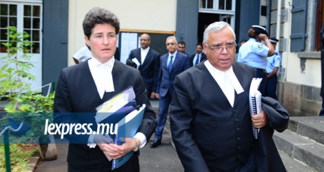 Me Clare Montgomery et Me Désiret Basset en Cour suprême lors de l’affaire MedPoint le 12 janvier 2016.
