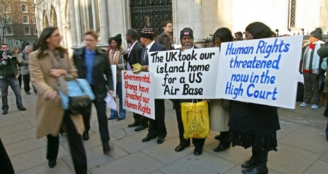 Des Chagossiens manifestent devant la Cour d'appel de Londres, le 5 février 2007.