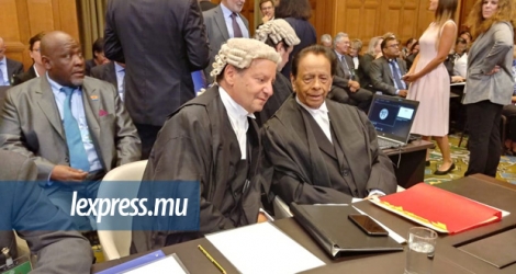 Sir Anerood Jugnauth (à dr.) à La Haye avec un autre avocat de la partie mauricienne le 3 septembre 2018.