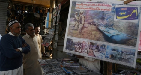 Des Pakistanais regardent les journaux sur les tensions avec l'Inde, le 28 février 2019 à Karachi.