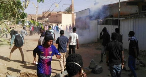 Des manifestants lors d'un rassemblement contre le régime d'Omar el-Béchir à Khartoum le 24 février 2019.