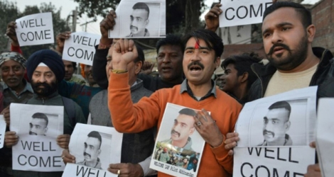 Des Indiens brandissent des portraits du pilote indien Abhinandan Varthaman pour célébrer l'annonce par le Pakistan de sa libération prochaine, à Amritsar le 28 février 2019.