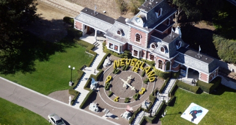 Michael Jackson aurait payé 19,5 millions de dollars dans les années 1980 pour acquérir cette propriété dont il avait fait un parc d'attractions comprenant un mini-zoo, des jeux et des jardins.