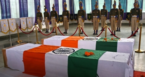 Des membres des forces paramilitaires indiennes rendent hommage le 2 mars 2019 à Srinagar à deux des leurs tués lors d'affrontements au Cachemire.
