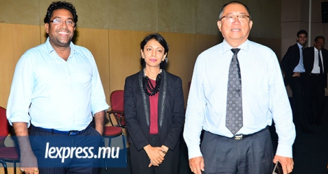 Koomaren Chetty et Claude Wong So, deux ex-CEO de Landscope Mauritius, entourant Naila Hanoomanjee.
