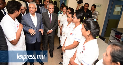 Le Premier ministre Pravind Jugnauth s’est rendu à l’hôpital Jeetoo hier, en compagnie du ministre de la Santé, Anwar Husnoo.