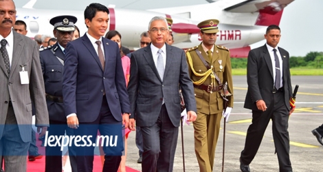 Le président malgache, Andry Rajoelina, a été accueilli à son arrivée à l’aéroport sir Seewoosagur Ramgoolam hier par le Premier ministre, Pravind Jugnauth.
