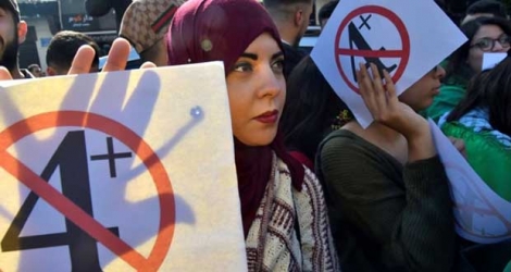 Des étudiants manifestent contre l'extension du quatrième mandat d'Abdelaziz Bouteflika, le 12 mars 2019 à Alger.