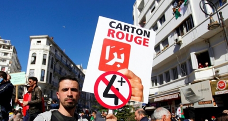 Un manifestant proteste contre la prolongation du quatrième mandat du président Abdelaziz Bouteflika, le 15 mars 2019 à Alger.
