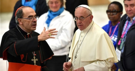 Le cardinal français Philippe Barbarin et le pape François au Vatican le 11 novembre 2016