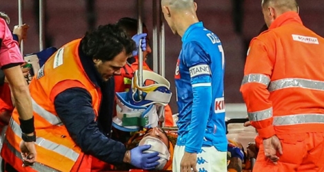 Le gardien de but colombien de Naples, David Ospina, blessé à la tête lors d'un choc avec un attaquant d'Udinese, le 18 mars 2019 au stade San Paolo.