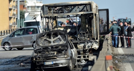 L'épave d'un bus de transport scolaire incendié incendié par son chauffeur, le 20 mars 2019 à San Donato Milanese, en Italie .