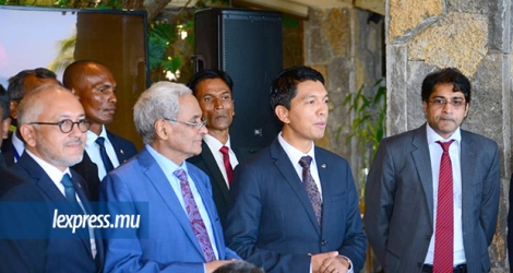 L’ex-ministre aux côtés du président malgache (à dr.) lors de son discours sur les «3 % de croissance», le mercredi 13 mars.