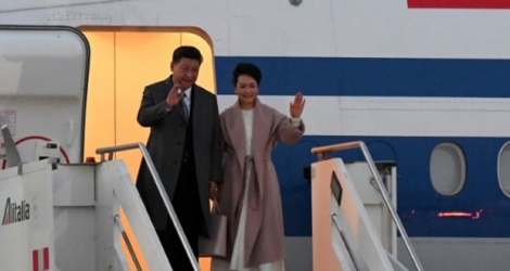 Le président chinois Xi Jinping et son épouse Peng Liyuan arrivent à l'aéroport de Rome-Fiumicino, le 21 mars 2019.