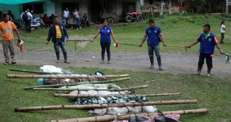 Les corps des indigènes victimes d'une explosion, le 21 mars 2019 à Dagua, dans le département du Valle del Cauca, en Colombie.