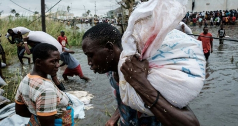 Scène de pillage de riz d'un entrepôt encerclé par les eaux après le passage du cyclone Idai, à Beira, au Mozambique le 20 mars 2019.