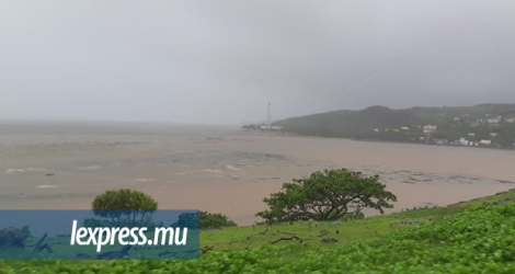 Les conditions cycloniques se font sentir sur l’ensemble de l’île avec de fortes pluies accompagnées d’orages.
