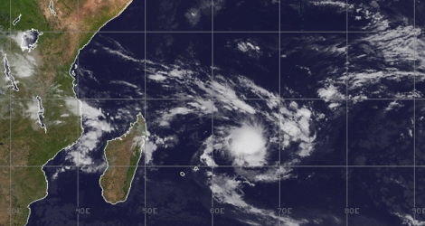 À quatre heures, le cyclone était situé à 285 km au nord-nord-ouest de Rodrigues.