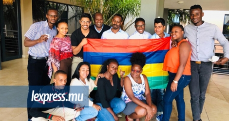 Les deux Mauriciens ont fièrement brandi le quadricolore national le 12 mars à Johannesburg.