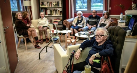 Des personnes âgées installées dans le salon de la résidence services 