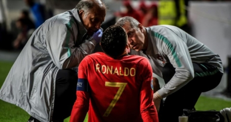 L'attaquant portugais Cristiano Ronaldo blessé lors du match de qualification à l'Euro 2020 face à la Serbie, à Lisbonne, le 25 mars 2019.
