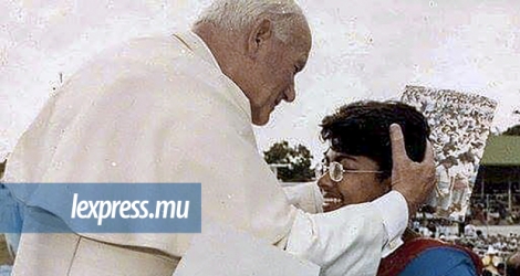 Le pape Jean Paul II a embrassé Anushka Virahsawmy au front après qu’elle a lu le message d’accueil au stade de Rose-Hill en 1989.