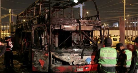 Les restes calcinés de l'autobus qui a pris feu le 31 mars 2019 dans une gare routière de Lima.