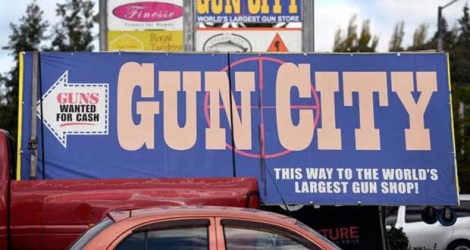 Des affiches publicitaires pour un magasin d'armes à feu à Christchurch, le 21 mars 2019.