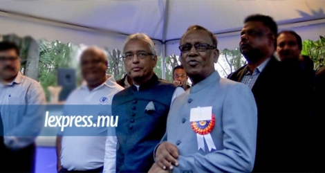 Le président de la Hindu House, Viren Ramdhun, aux côtés de Pravind Jugnauth dimanche 31 mars.