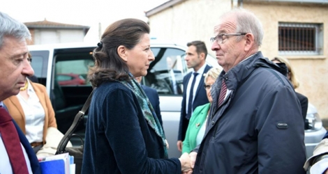 La ministre de la Santé Agnès Buzyn accueillie par le maire de Lherm, près de Toulouse, Jean-Jacques Aycaguer le 2 avril 2019, durant sa visite d'une maison de retraite où cinq personnes sont décédées.
