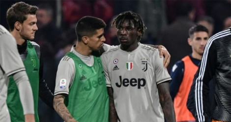 L'attaquant de la Juventus Moise Kean reconforté par son coéquipier Joao Cancelo, après avoir été victime d'insultes racistes à Cagliari, le 2 avril 2019.