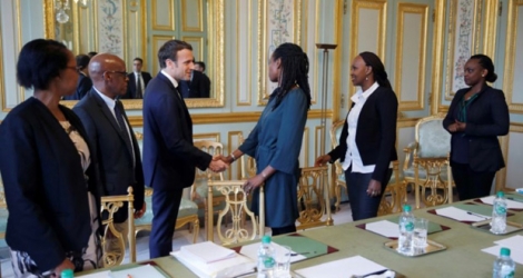 Emmanuel Macron reçoit les représentants de l'association Ibuka France à l'Elysée, le 5 avril 2019.