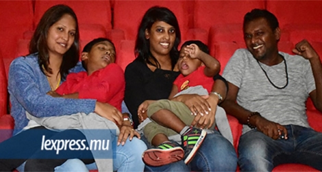 Vanidha Murugan (au c.) et sa petite famille.