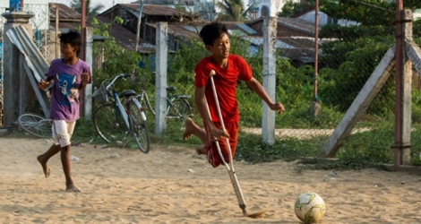 Kaung Khant Lin en train de jouer au football, à Yangon le 2 avril 2019.