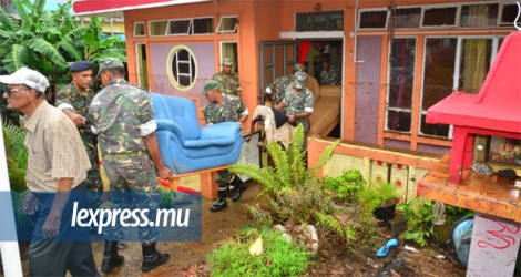 Les soldats de la SMF sont venus en aide aux habitants de Fond-du-Sac hier.