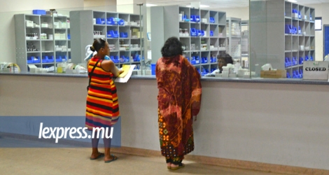 Des patients attendent de récupérer des médicaments à l'hôpital Jeetoo. L'approvisionnement sur le marché local est une nouvelle fois privilégié.