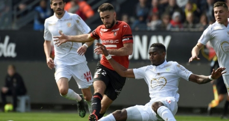 L'attaquant de Rennes Romain Del Castillo (g) à la lutte avec le défenseur de Nice Christophe Herelle (d) en L1 au Roazhon Park, le 14 avril 2019.