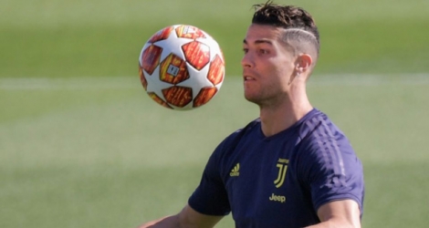 L'attaquant vedete de la Juventus Cristiano Ronaldo jongle avec le ballon lors d'une séance d'entraînement, le 15 avril 2019 à Turin.