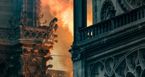 Flammes et fumées au milieu des gargouilles lors de l'incendie de Notre Dame de Paris le 15 avril 2019.