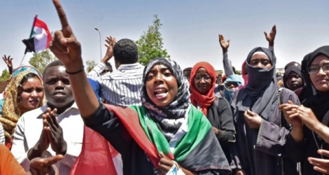 Des manifestants près du QG de l'armée soudanaise, le 15 avril 2019 à Khartoum.