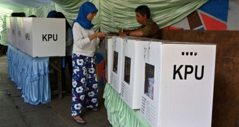 Une Indonésienne vote à Jakarta le 17 avril 2019.