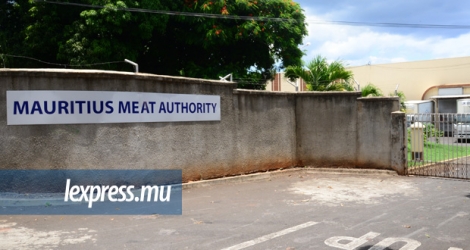C’est à la Mauritius Meat Authority ce jeudi qu’un employé a été sauvagement agressé avec un «katana».  