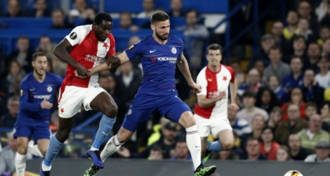 L'attaquant français de Chelsea Olivier Giroud poursuivi par un adversaire du Slavia Prague en quart de finale retour de Ligue Europa, le 18 avril 2019 au stade Stamford Bridge, à Londres.
