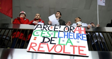 Des syndicalistes et ouvriers de l'usine d'ArcelorMittal à Florange (Moselle) expriment leur colère le 29 mai 2013.