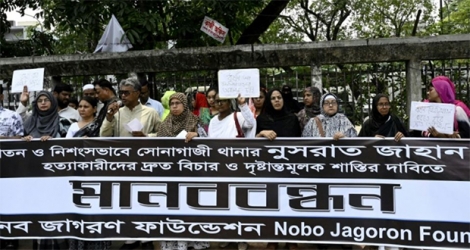 Des manifestants à Dacca, le 20 avril 2019, protestent contre le meurtre d'une jeune femme de 19 ans brûlée vive après avoir porté plainte pour harcèlement sexuel contre le directeur de son école.