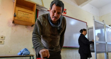 Un électeur votant lors du référendum sur une modification de la Constitution dans la ville égyptienne d'Assiout le 20 avril 2019.