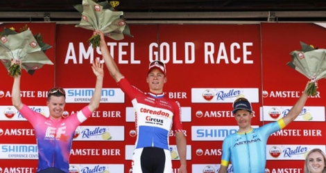 Le Néerlandais Mathieu Van der Poel (c) vainqueur de l'Amstel Gold Race, sur le podium aux côtés de l'Australien Simon Clarke (g), 2e, et du Danois Jakob Fuglsang (d), 3e, le 21 janvier 2019 à Vilt aux Pays-Bas.