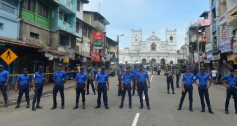 Des personnels de sécurité montent la garde devant l'église Saint-Anthony à Colombo après une explosion meurtrière, le 21 avril 2019.