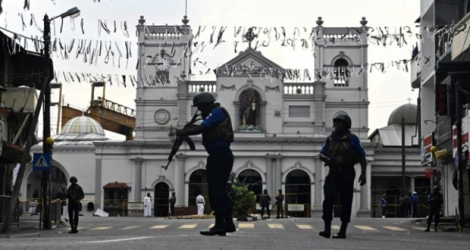 Des forces de l'ordre devant l'église Saint-Antoine à Colombo, le 23 avril 2019.